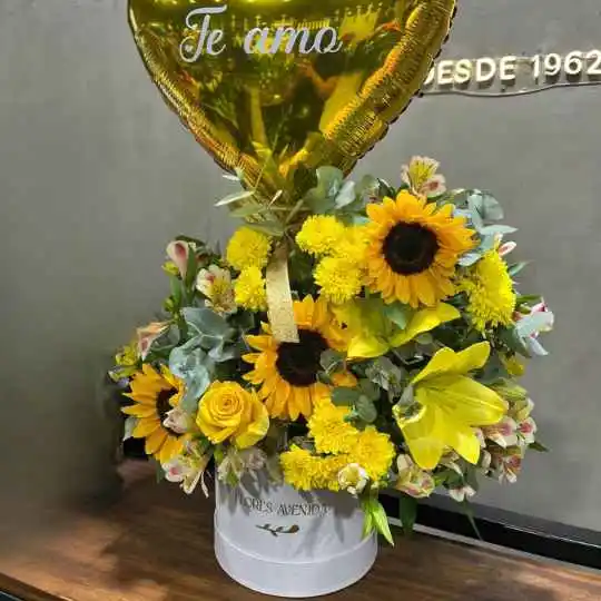 Caja pote con flores de estacion y rosas amarillas 